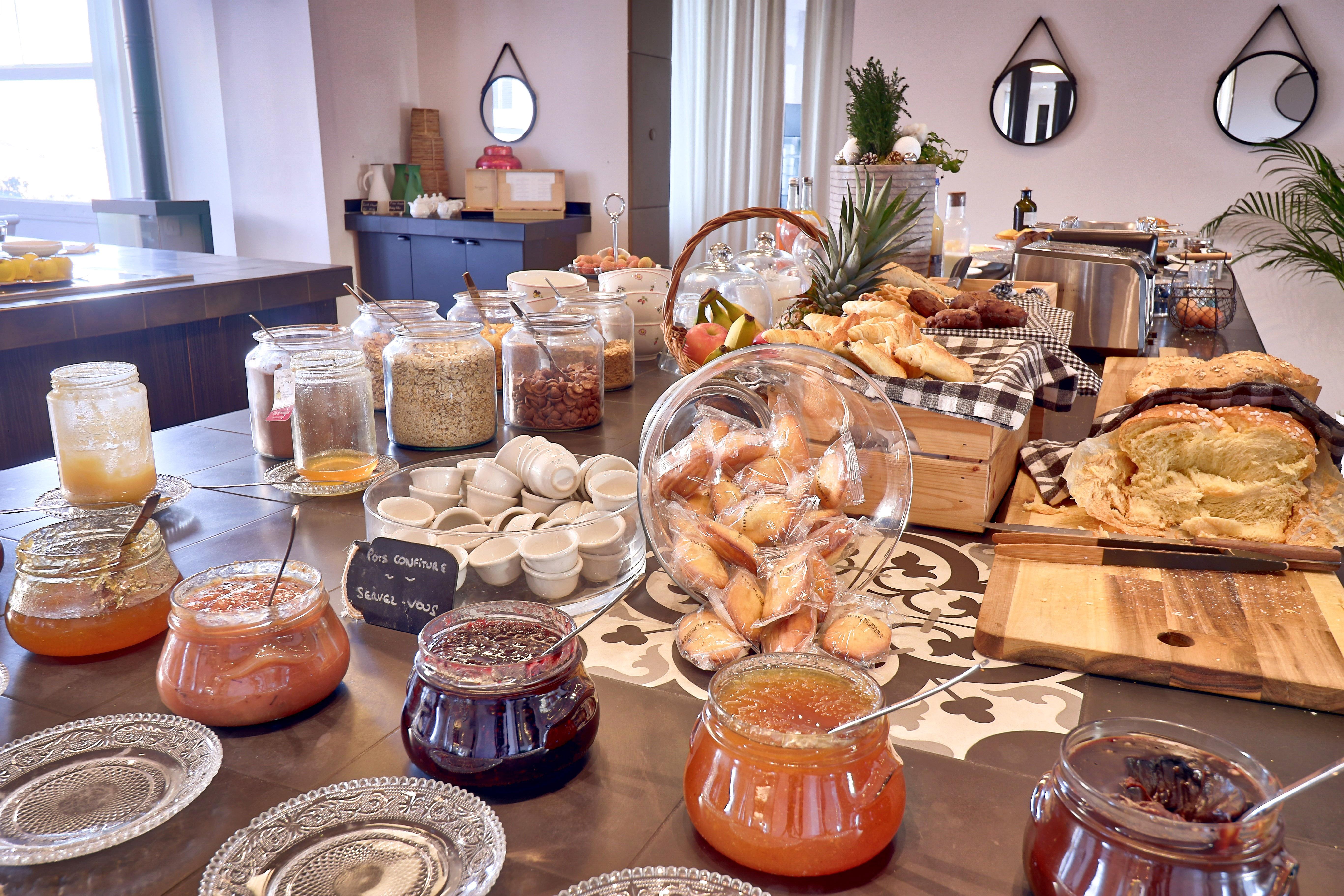 Belfry & Spa By Ligne St Barth Lourdes Buitenkant foto Breakfast buffet at a hotel