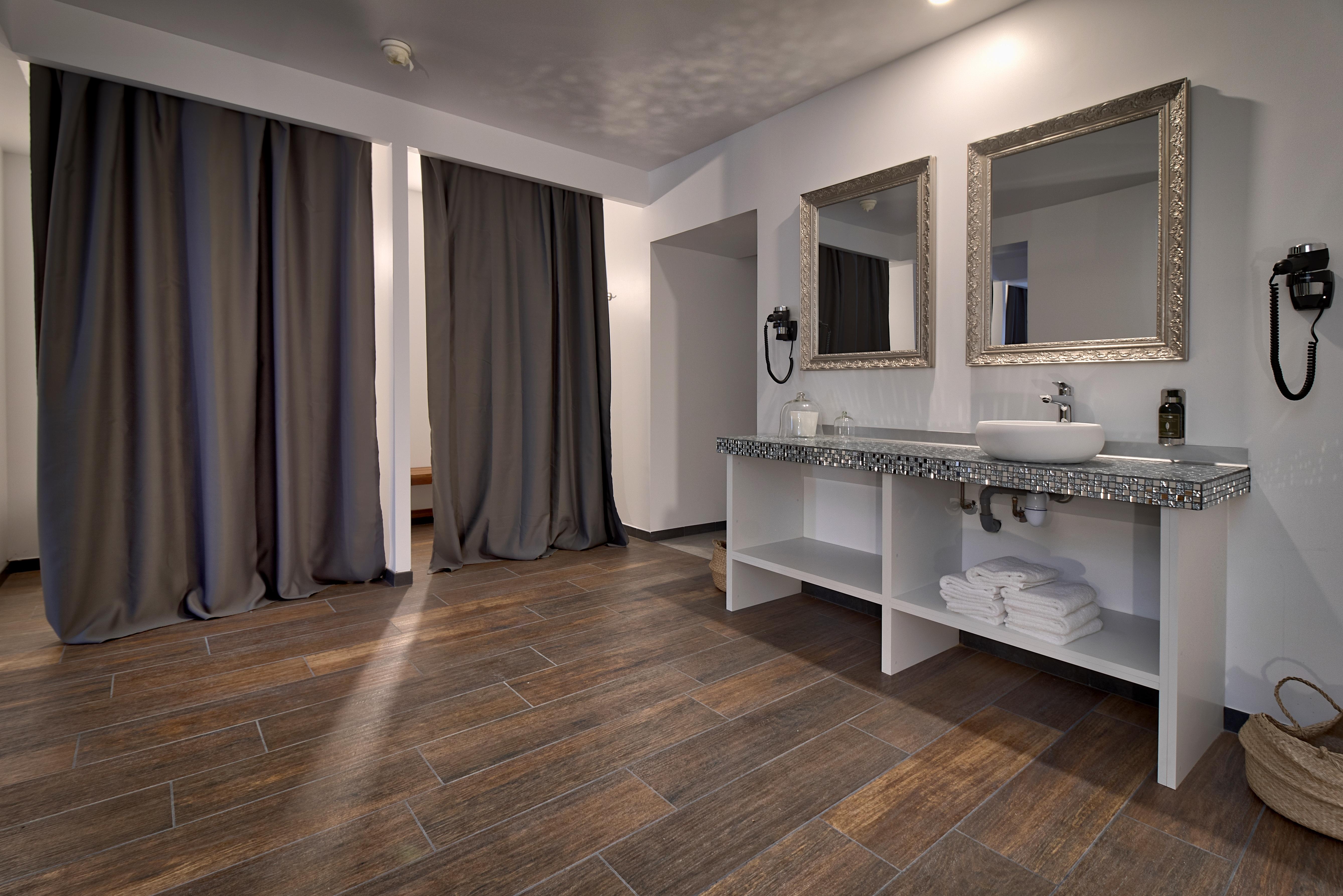 Belfry & Spa By Ligne St Barth Lourdes Buitenkant foto Bathroom with porcelain wood-look tiles