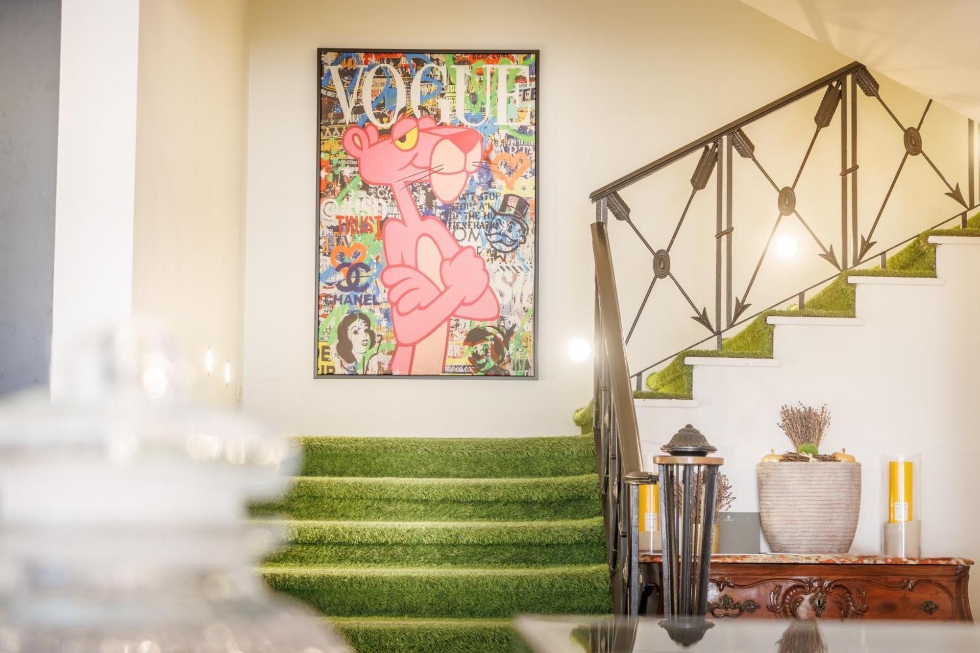 Belfry & Spa By Ligne St Barth Lourdes Buitenkant foto Installation of a painting by the artist